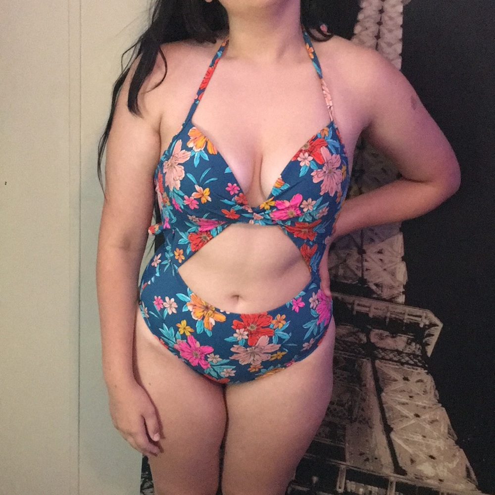 Cute floral bathing suit only warn once perfect for beach days asking for $16
